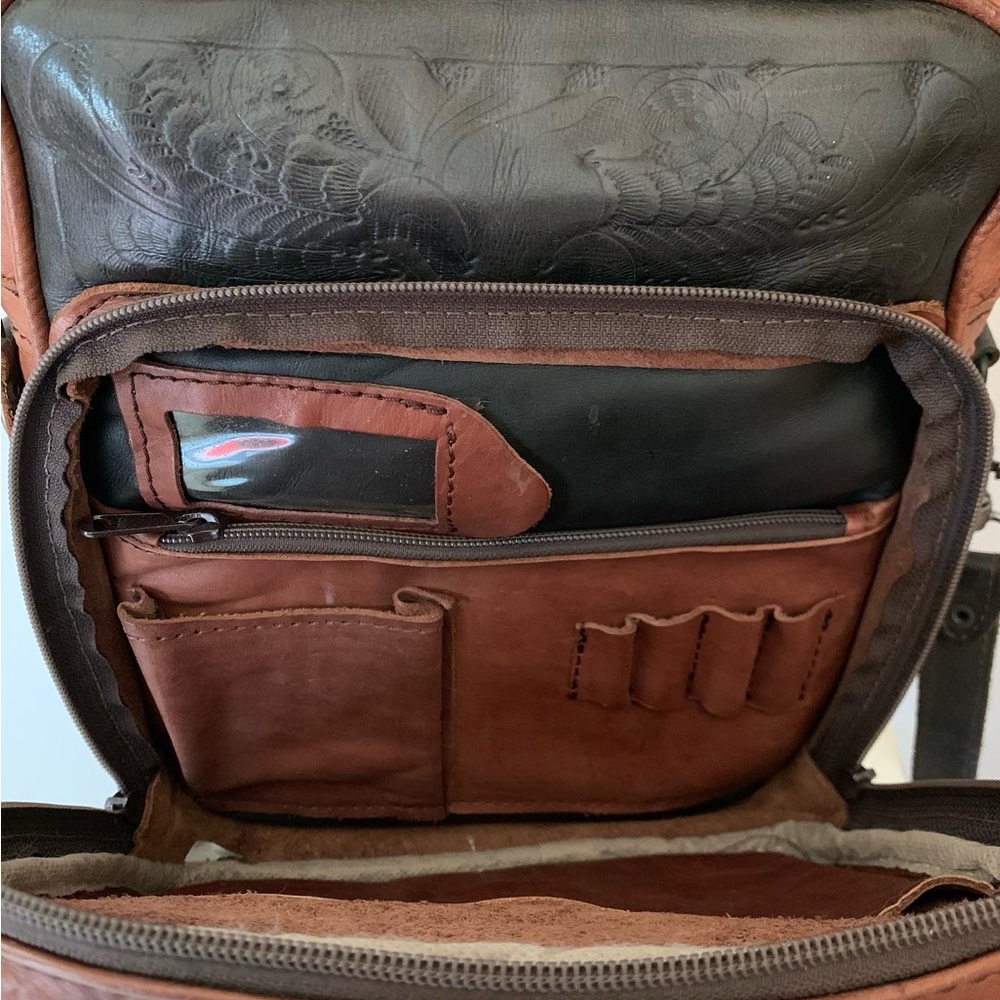 Vintage embossed leather camera bag - Picture 5 of 9